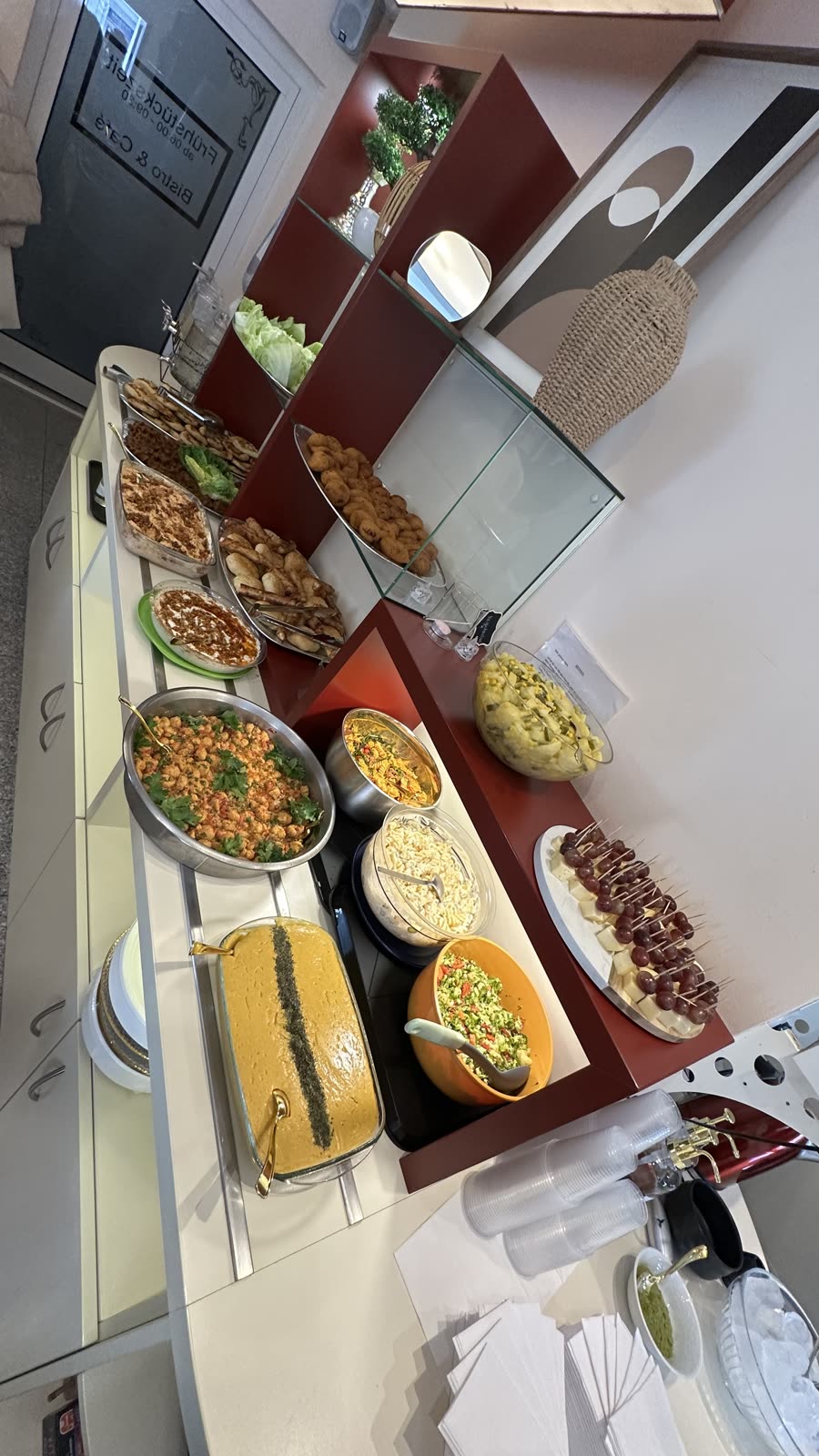 Buffet mit Salaten und kleinen Speisen