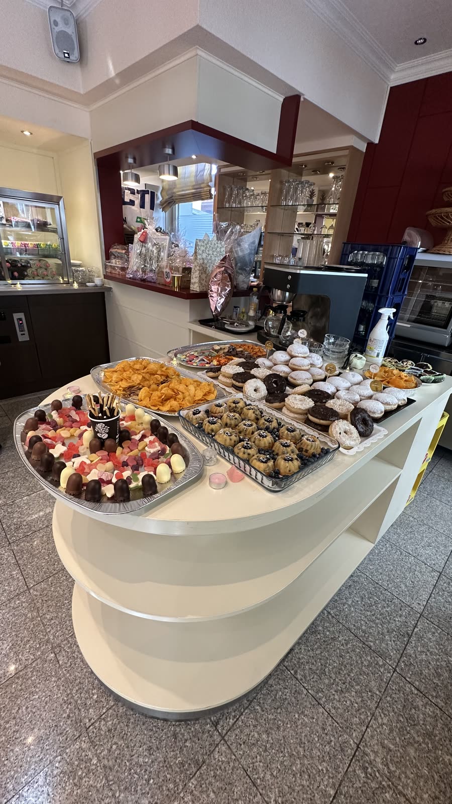 Candy Bar mit Donuts, Kuchen und Süßigkeiten